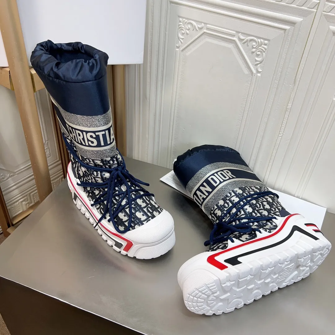 Men's shoes p600! The highest version on the market, Dior Dior's king style snow boots, ski boots, fat and cute, so cute →_→ from the DiorAlps limited series, unique. Shiny nylon Oblique print upper with criss-cross straps for an ideal fit. The technical fabric of the boot shaft, short-cut version, can be worn in the city or in the mountains. It makes the calf slimmer and taller, warm and concave. The boot shaft and sole are made of original waterproof padded lining. The embroidered fabric is original star ⭐ rubber non-slip thick sole and multi-module combination outsole. The size is 35-40. 41Customized